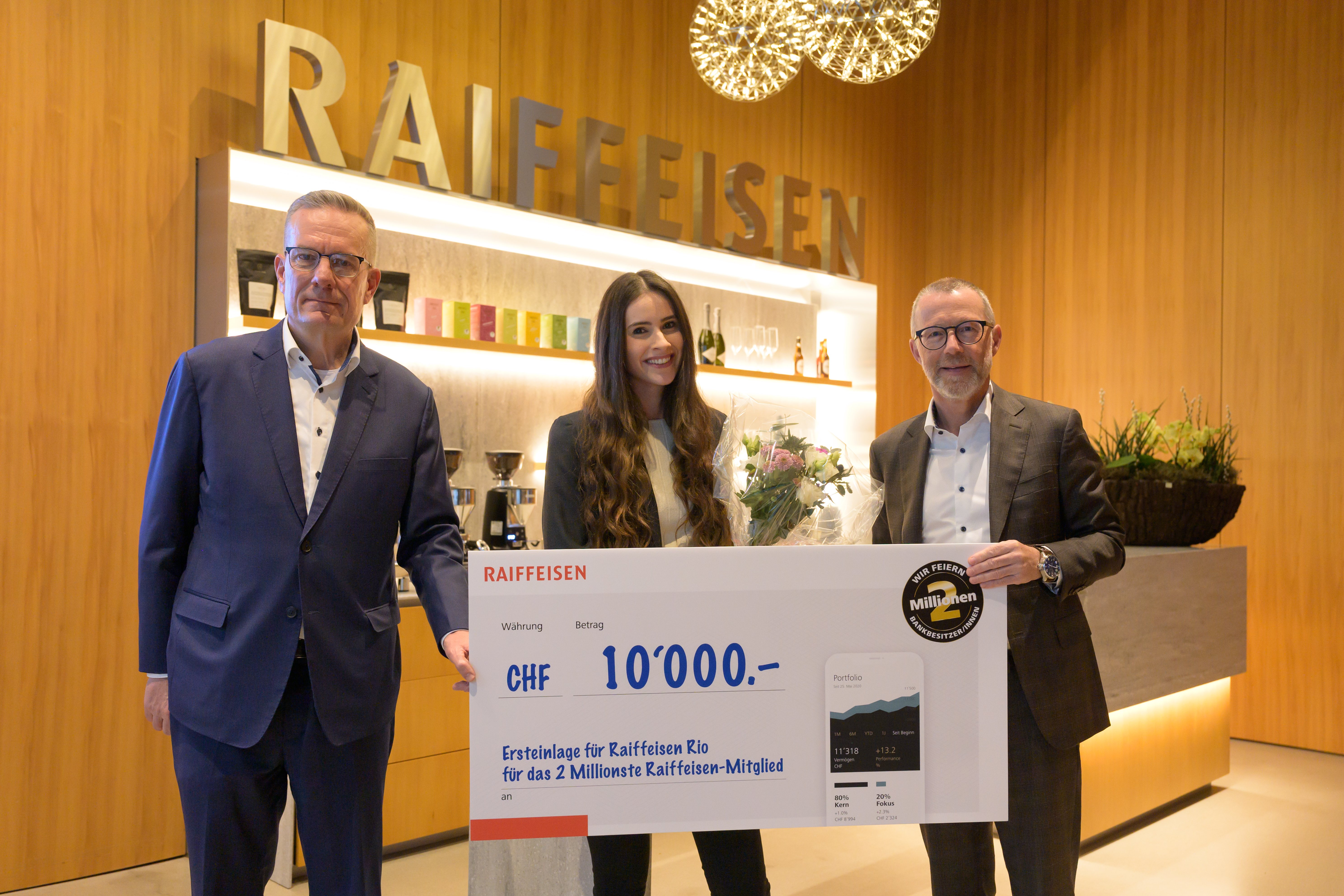 Geschenkübergabe_Zwei Millionen Genossenschaftsmitglieder_RB Winterthur