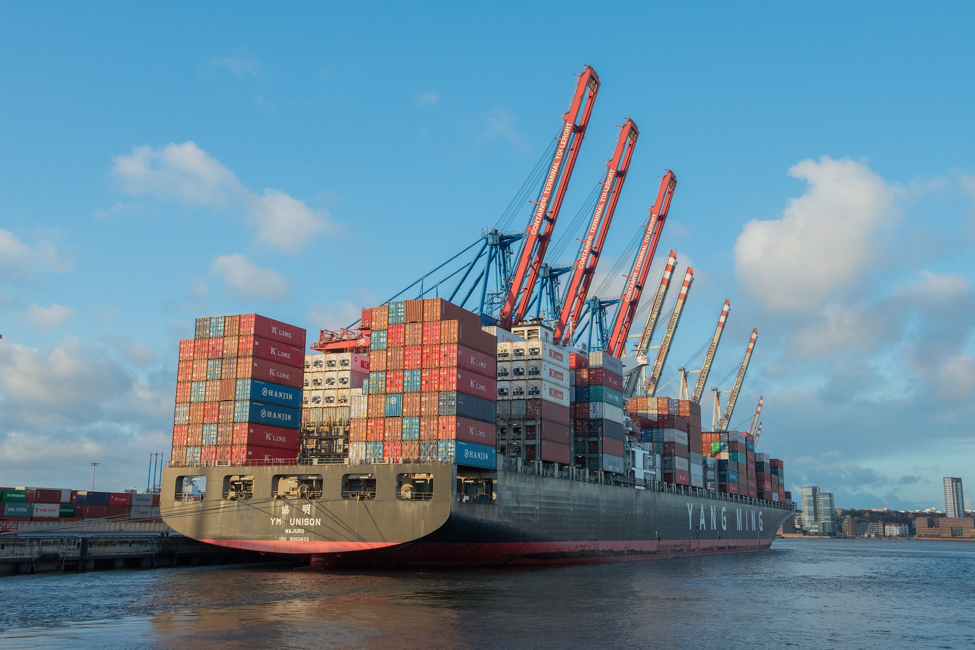 container-ship-596083_1920